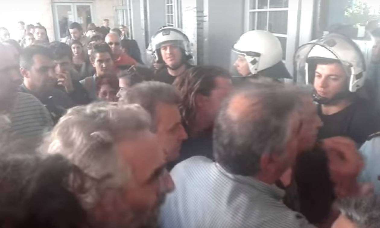 Λαϊκή οργή για τους πλειστηριασμούς στη Θεσσαλονίκη: «Ξύλο» πολιτών με αστυνομικούς στα δικαστήρια