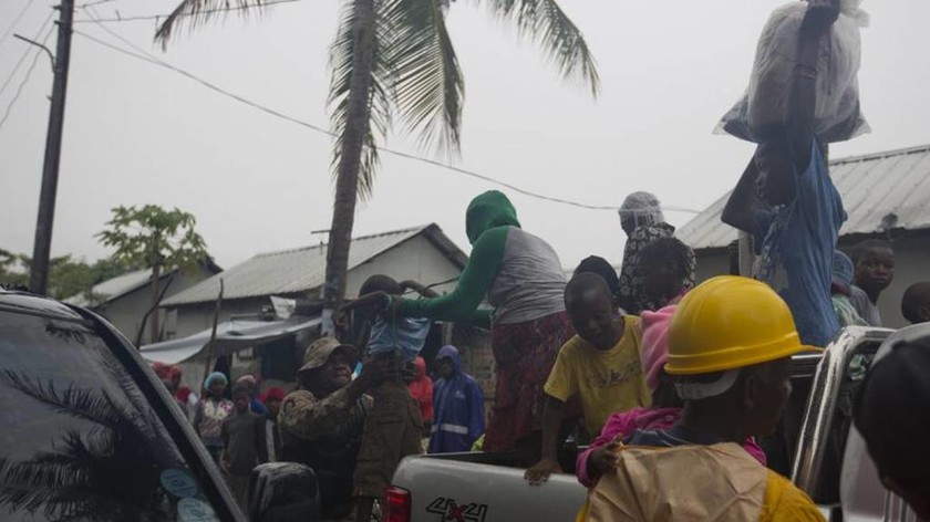 Σαρώνει τα πάντα στο πέρασμά του ο τυφώνας Μάθιου: Τουλάχιστον 9 οι νεκροί (videos+photos)