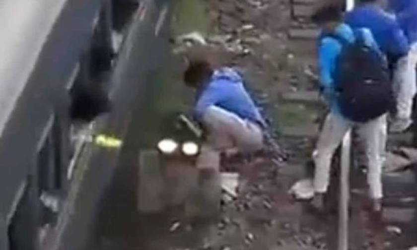 Βίντεο σοκ: Πήγε να ανέβει τσάμπα σε τρένο και έχασε το πόδι του!