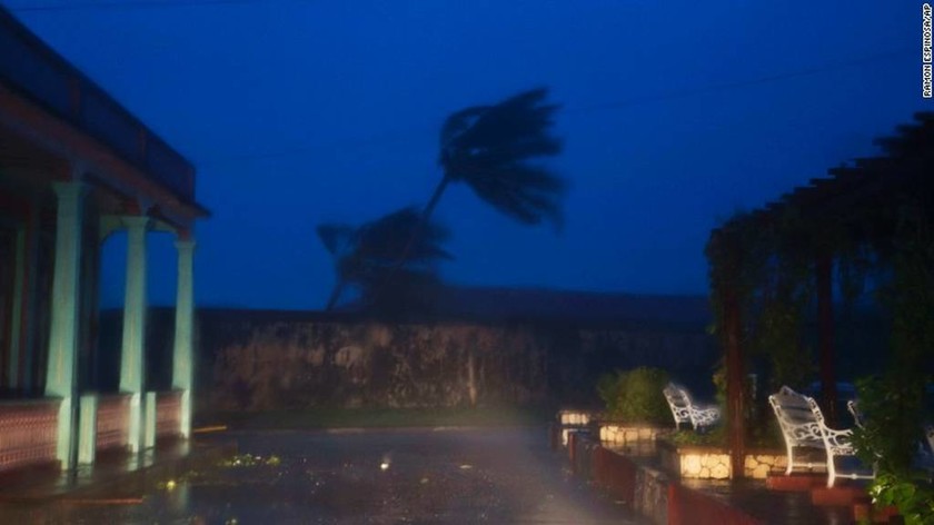Πανικός στις ΗΠΑ: Ο Τυφώνας Μάθιου επελαύνει με ταχύτητα 210 χλμ. την ώρα