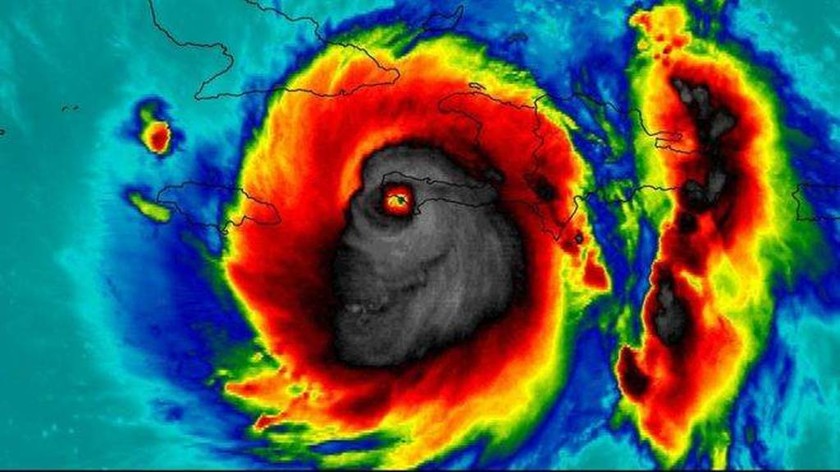 Πανικός στις ΗΠΑ: Ο Τυφώνας Μάθιου επελαύνει με ταχύτητα 210 χλμ. την ώρα