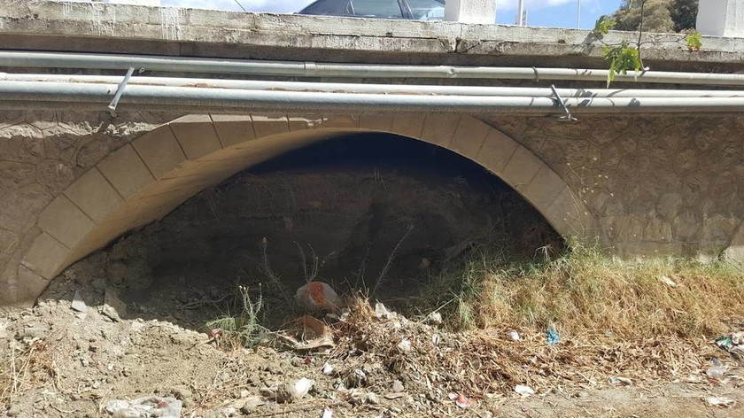 Κάρπαθος: Μπαζωμένο γεφύρι 100 ετών απειλεί να καταστρέψει σπίτια και επιχειρήσεις 
