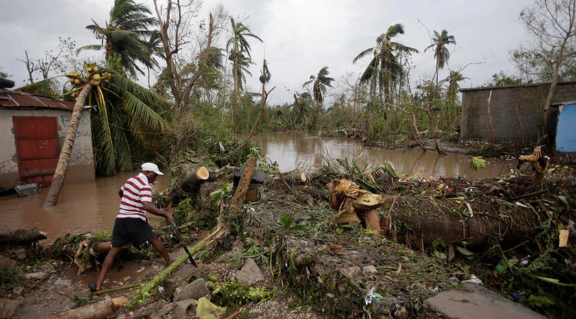 Στο μάτι του φονικού τυφώνα Μάθιου εκατομμύρια άνθρωποι: «Κρυφτείτε γιατί θα πεθάνετε»