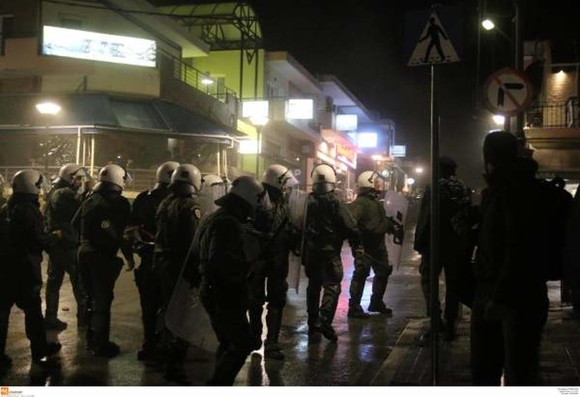 Πεδίο μάχης το Ωραιόκαστρο: Συγκρούσεις αντιεξουσιαστών με ακροδεξιούς (photos)