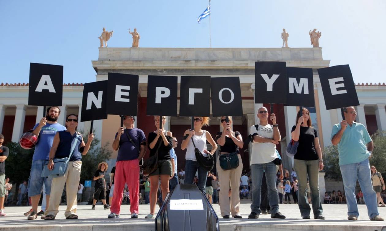 Ανεργία νέων: Η Ελλάδα των μνημονίων «τρώει» τα παιδιά της
