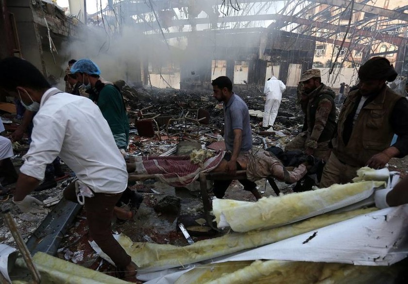 Μακελειό στην Υεμένη: Βομβάρδισαν πλήθος σε κηδεία – Ξεπερνούν του 140 οι νεκροί 