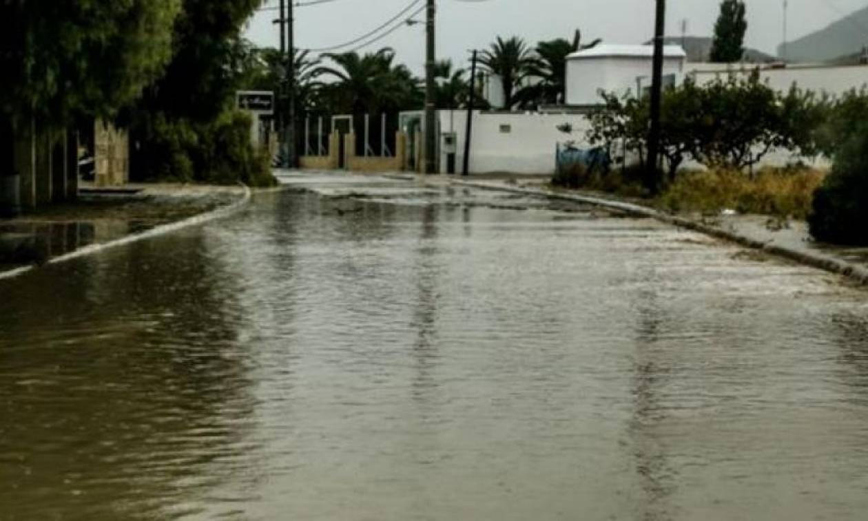 Κέρκυρα: «Κόπηκε» στα δύο το νησί λόγω κατολισθήσεων από τη δυνατή βροχή (pics)