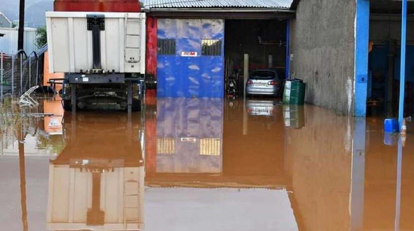 Κέρκυρα: «Κόπηκε» στα δύο το νησί λόγω κατολισθήσεων από τη δυνατή βροχή (pics)