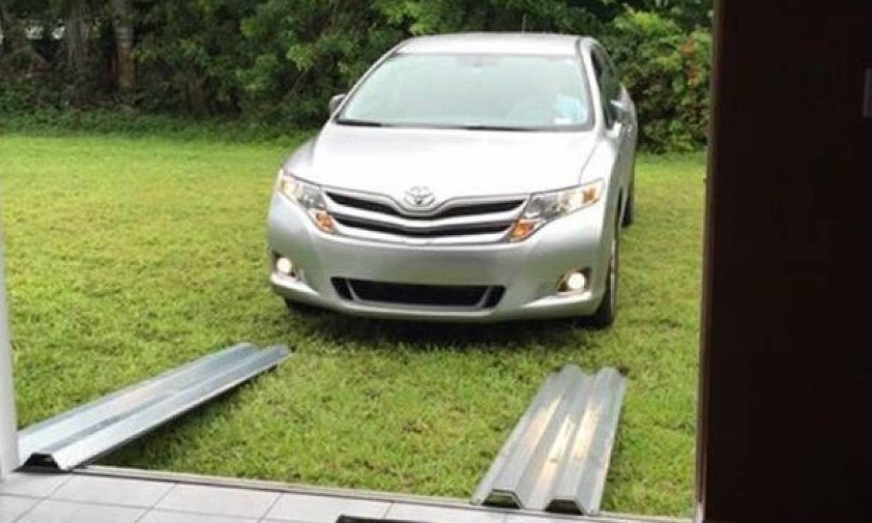 Έβαλαν το αυτοκίνητό τους στο σαλόνι για να το σώσουν από τον τυφώνα Μάθιου! (pics)