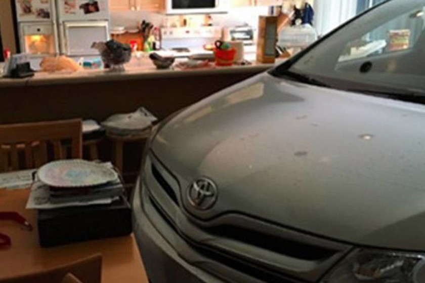 Έβαλαν το αυτοκίνητό τους στο σαλόνι για να το σώσουν από τον τυφώνα Μάθιου! (pics)