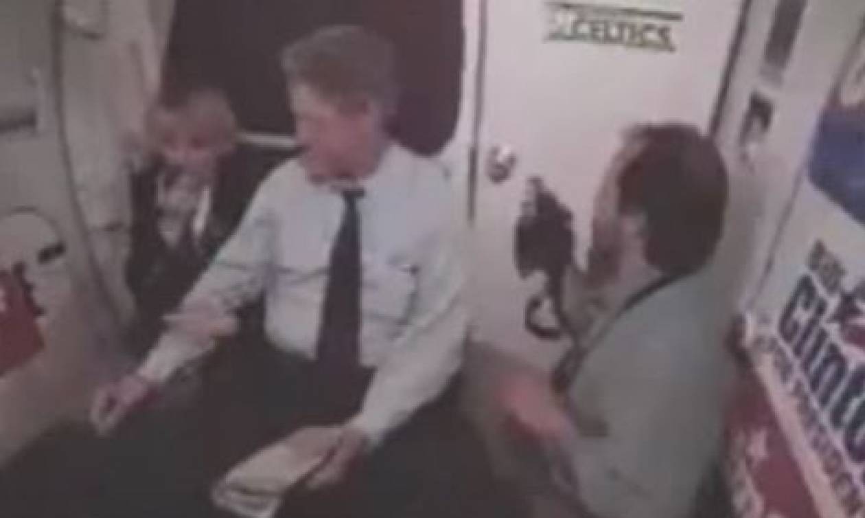 Βίντεο ντοκουμέντο: Δείτε τον... ερωτιάρη Μπιλ Κλίντον να χουφτώνει αεροσυνοδό!