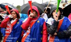 Πολωνία: Χιλιάδες καθηγητές στους δρόμους κατά της εκπαιδευτικής μεταρρύθμισης