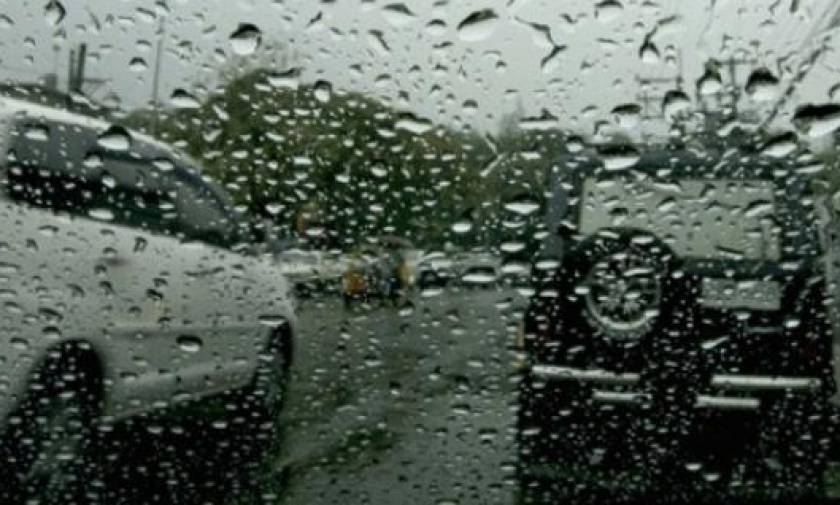 ΤΩΡΑ: Βρέχει στην Αττική – Κυκλοφοριακό χάος