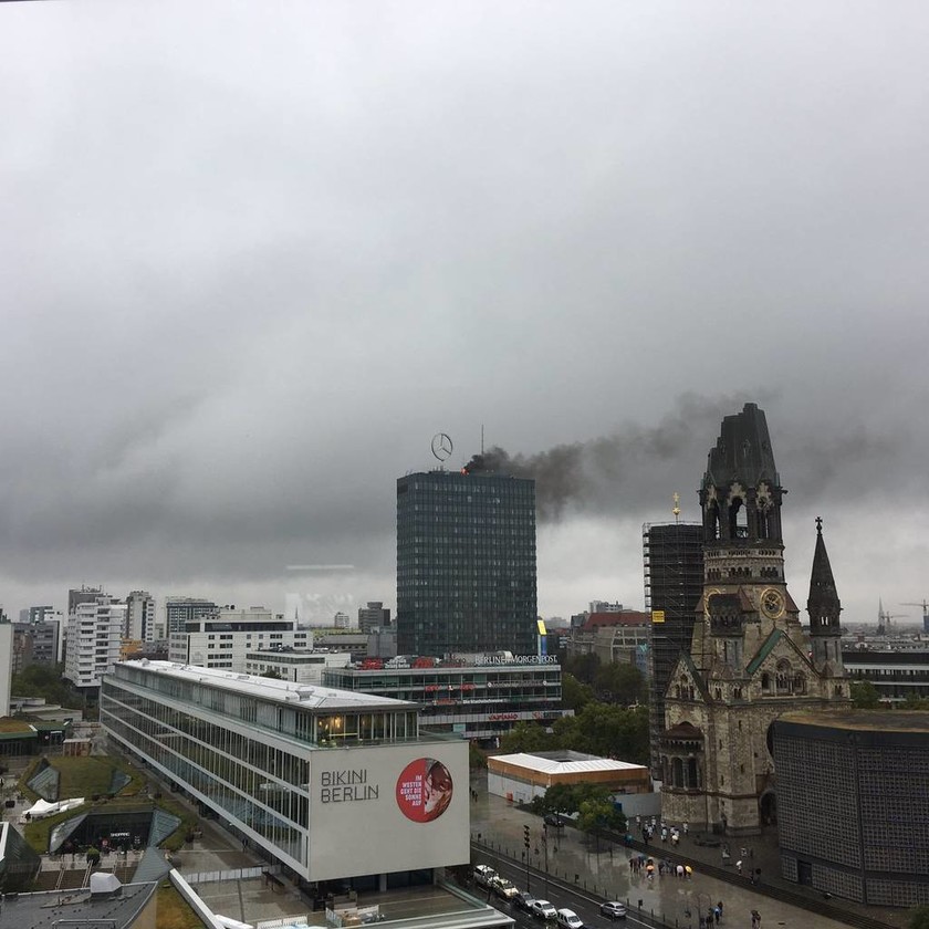 ΤΩΡΑ: Μεγάλη πυρκαγιά σε ιστορικό κτήριο του Βερολίνου - Δείτε LIVE εικόνα (Pics+Vids)