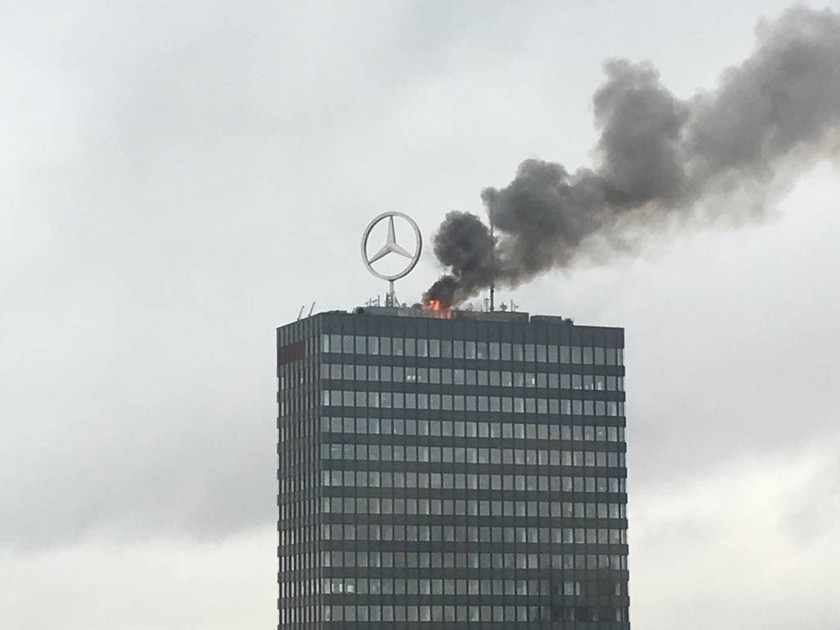 ΤΩΡΑ: Μεγάλη πυρκαγιά σε ιστορικό κτήριο του Βερολίνου - Δείτε LIVE εικόνα (Pics+Vids)
