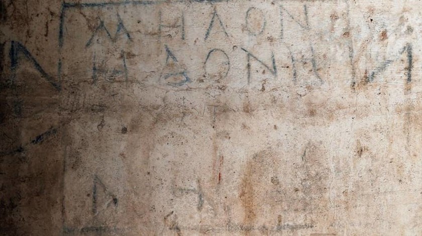 Ανακαλύφθηκε αρχαίο ελληνικό σταυρόλεξο στη Σμύρνη - Δείτε φωτογραφίες 