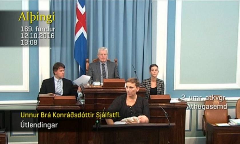 Βουλευτίνα ανέβηκε στο βήμα της Βουλής για να μιλήσει θηλάζοντας την κόρη της! (vid)
