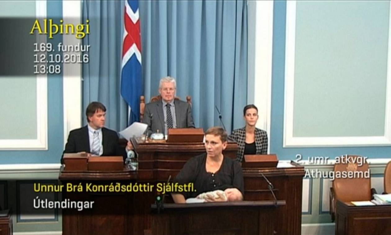 Βουλευτίνα ανέβηκε στο βήμα της Βουλής για να μιλήσει θηλάζοντας την κόρη της! (vid)