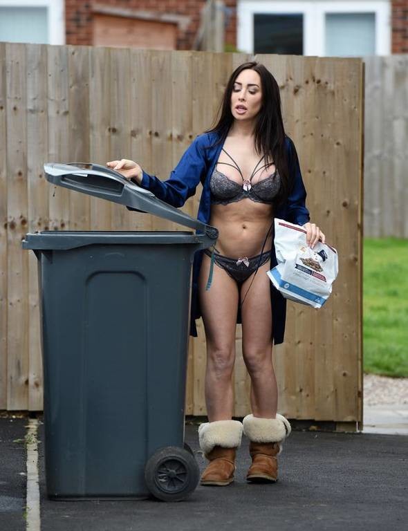 Βγήκε να πετάξει τα σκουπίδια μόνο με τα εσώρουχά της και την «τσάκωσαν»! (photos)