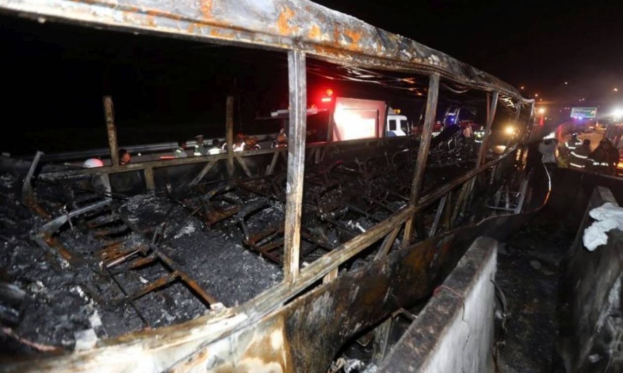Τραγωδία στην άσφαλτο: Δέκα ηλικιωμένοι κάηκαν ζωντανοί σε φλεγόμενο λεωφορείο (Vids)