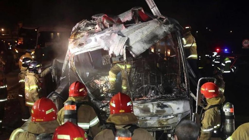 Τραγωδία στην άσφαλτο: Δέκα ηλικιωμένοι κάηκαν ζωντανοί σε φλεγόμενο λεωφορείο (Vids)