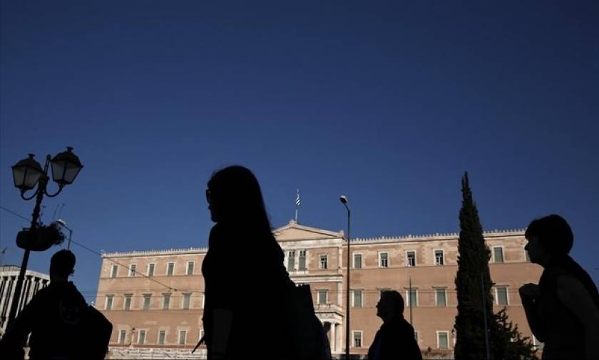 GfK: Οι Έλληνες δεν θα ξεφύγουν από τις συνέπειες της κρίσης
