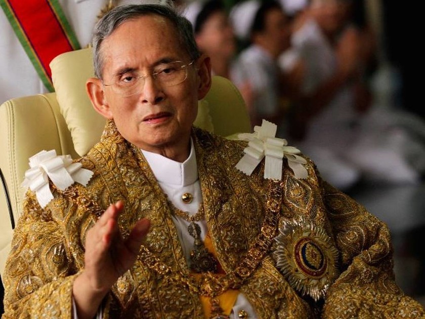 Ανείπωτος θρήνος στην Ταϊλάνδη για το θάνατο του βασιλιά (videos+photos)