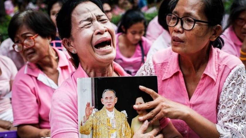 Ανείπωτος θρήνος στην Ταϊλάνδη για το θάνατο του βασιλιά (videos+photos)