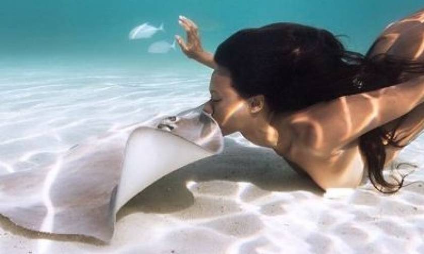 Το γυμνό φιλί του θανάτου: Ερωτοτροπεί ολόγυμνη με… σαλάχια και προκαλεί! (video+photos)