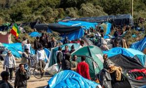 Δεκάδες ανήλικους πρόσφυγες από τη «ζούγκλα του Καλαί» θα δεχτεί η Βρετανία