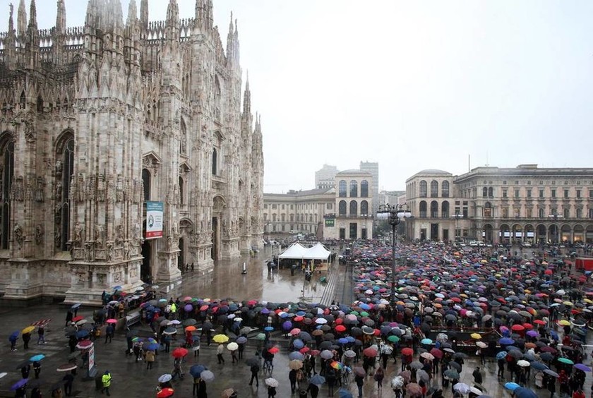 Ρίγη συγκίνησης στο τελευταίο αντίο χιλιάδων Ιταλών στον Ντάριο Φο (Pics+Vids)