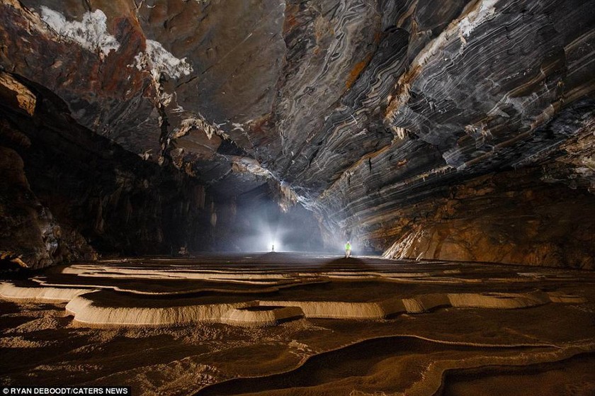 Ταξίδι στο «κέντρο» της Γης: Σπάνιες εικόνες από τη μεγαλύτερη σπηλιά του κόσμου (Pics+Vid)