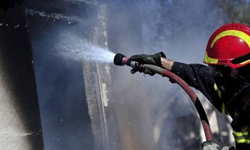 Θρίλερ στο Γαλάτσι – Φωτιά σε πολυκατοικία: Απομακρύνθηκαν 20 ένοικοι, κάηκαν 10 αυτοκίνητα