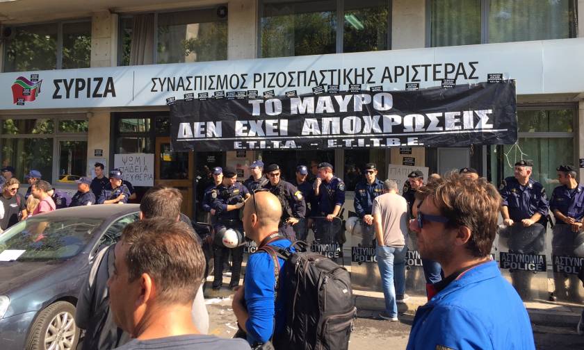 Μαύρο πανό στα γραφεία του ΣΥΡΙΖΑ κρέμασε η Ένωση Τεχνικών Τηλεόρασης (photo)