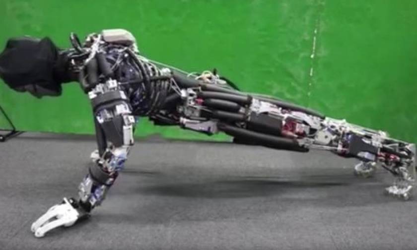 Δείτε το πρώτο ρομπότ που κάνει push-ups και… ιδρώνει (video)