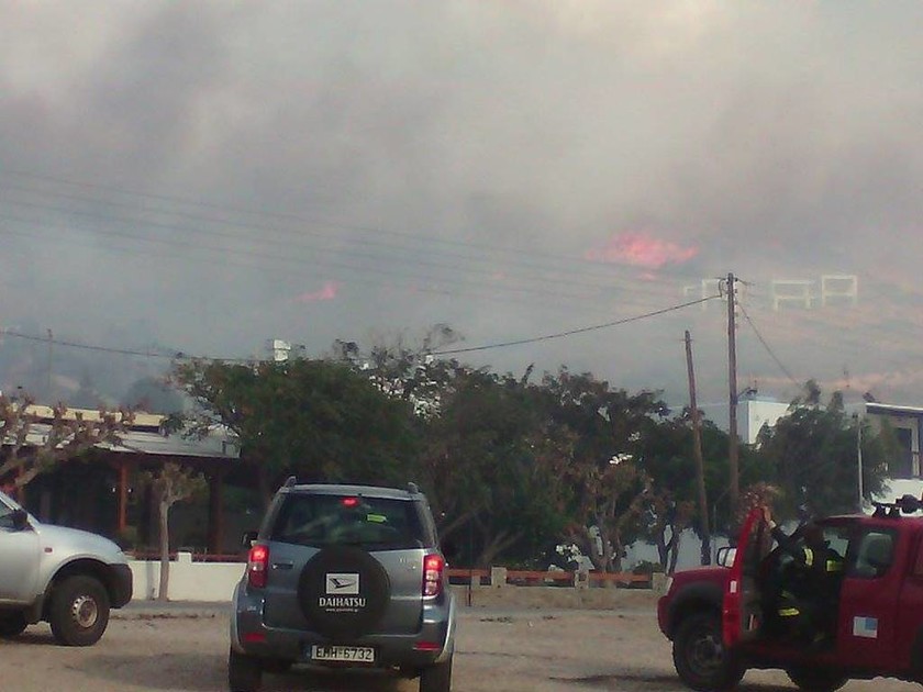 Μεγάλη φωτιά στην Άνδρο - Απειλούνται κατοικίες (pics)