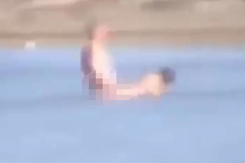 Ακατάλληλο βίντεο: Έσβησαν την κάψα τους στη θάλασσα κάνοντας σεξ στα ρηχά 