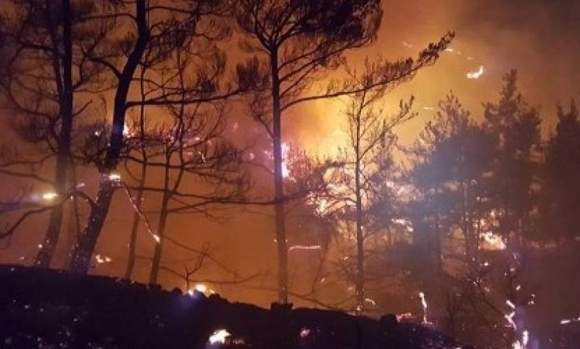 Νύχτα αγωνίας για τους κατοίκους στην Άνδρο: Μαίνεται η πυρκαγιά