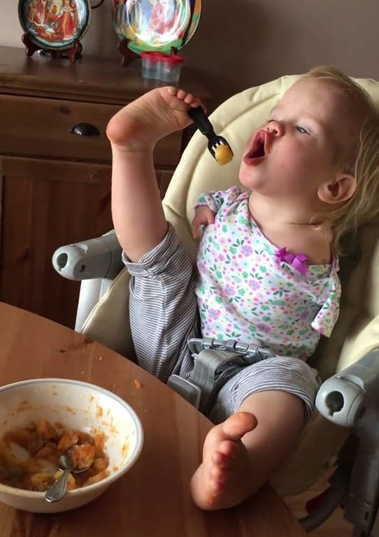 Η συγκινητική δύναμη της θέλησης: Κοριτσάκι χωρίς χέρια μαθαίνει να τρώει μόνη της με τα πόδια (Vid)
