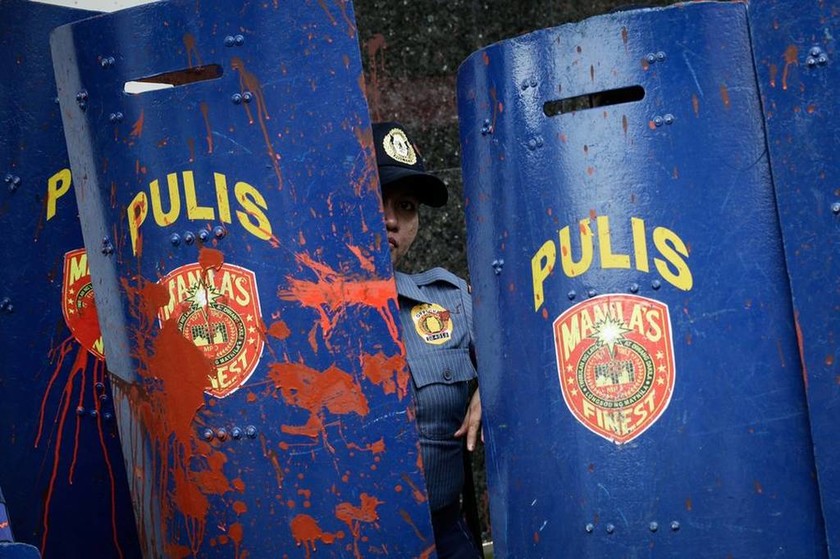 Σκηνές-σοκ στις Φιλιππίνες: Φορτηγάκι της αστυνομίας εμβόλισε διαδηλωτές (ΠΡΟΣΟΧΗ! ΣΚΛΗΡΕΣ ΕΙΚΟΝΕΣ!)