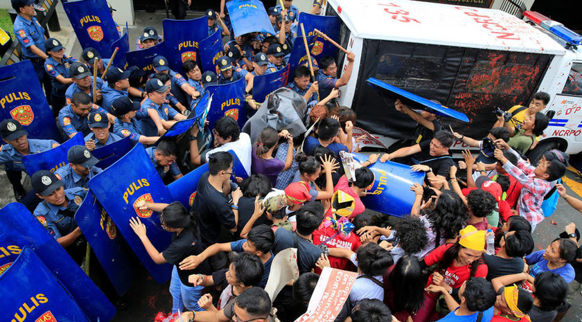 Σκηνές-σοκ στις Φιλιππίνες: Φορτηγάκι της αστυνομίας εμβόλισε διαδηλωτές (ΠΡΟΣΟΧΗ! ΣΚΛΗΡΕΣ ΕΙΚΟΝΕΣ!)