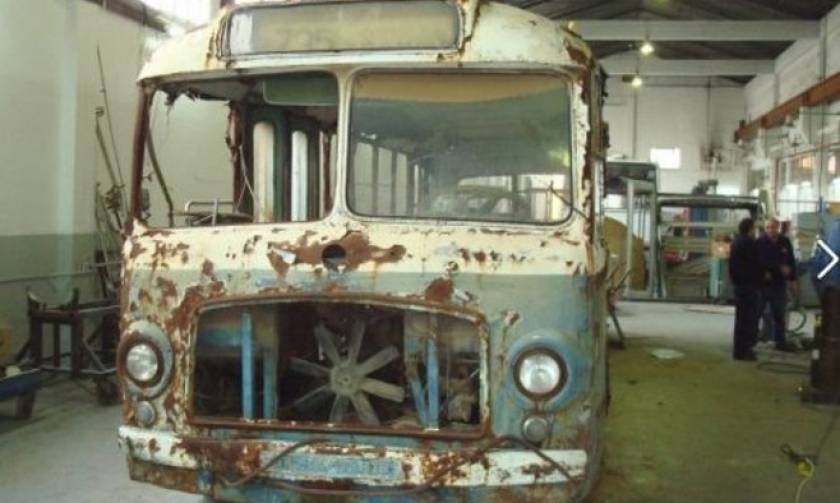 Γιατί ένα λεωφορείο του 1958 κυκλοφορεί ξανά στους δρόμους της Αθήνας;