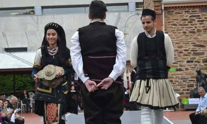 Ομογενείς της Αυστραλίας στην πασαρέλα με παραδοσιακές στολές  από την Ελλάδα