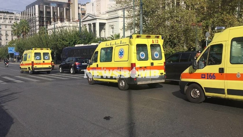 ΤΩΡΑ: Εργαζόμενοι του ΕΚΑΒ απέκλεισαν την είσοδο της Βουλής με ασθενοφόρα