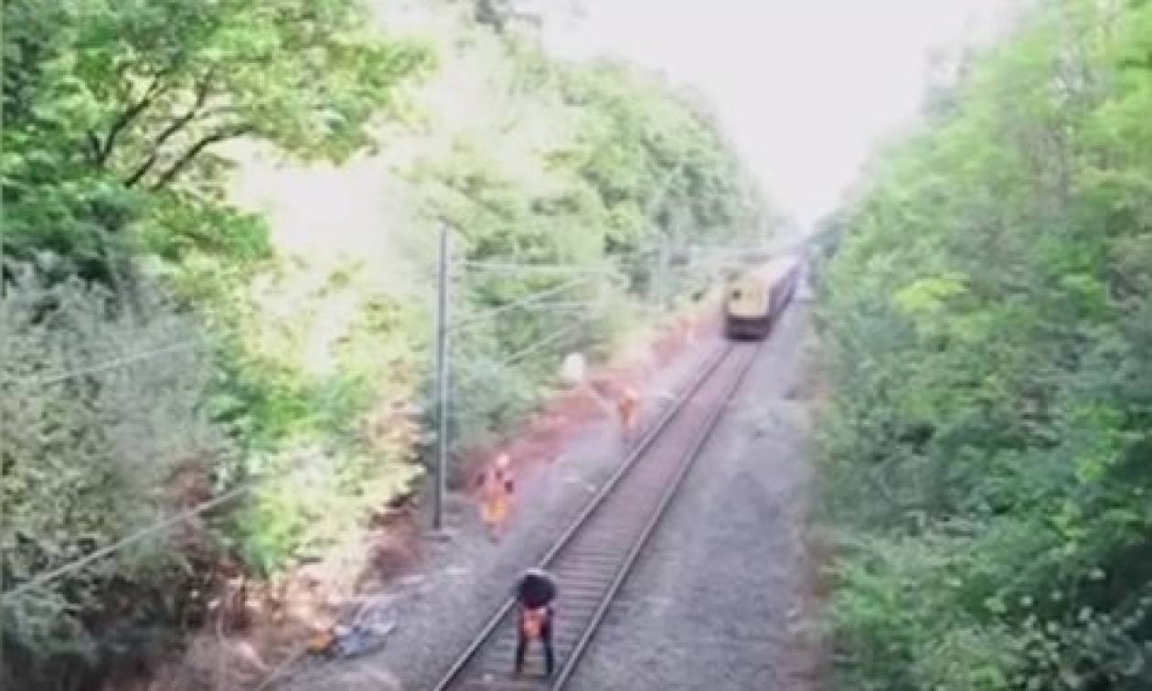 Απίστευτο βίντεο: Συγκλονιστική διάσωση ποδηλάτη στις γραμμές του τρένου!