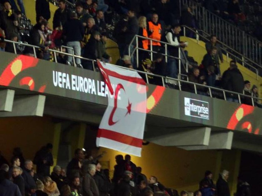 Απίστευτη πρόκληση από τους Ελβετούς - Σήκωσαν σημαία του ψευδοκράτους στον αγώνα με το ΑΠΟΕΛ (pics)