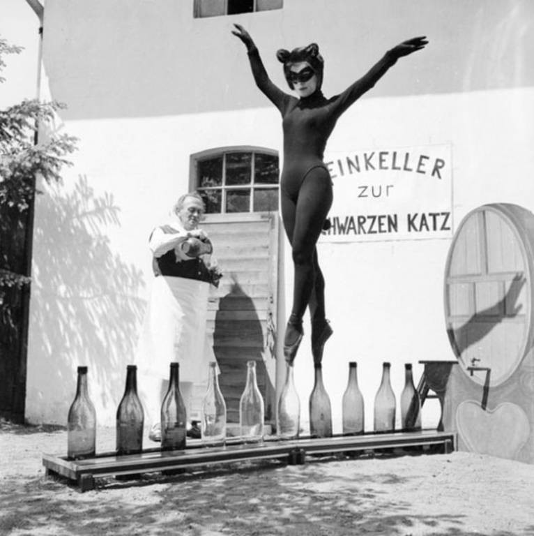 Η 17χρονη Bianca Passarge χορεύει πάνω σε μπουκάλια κρασιού στο Αμβούργο, το 1958.