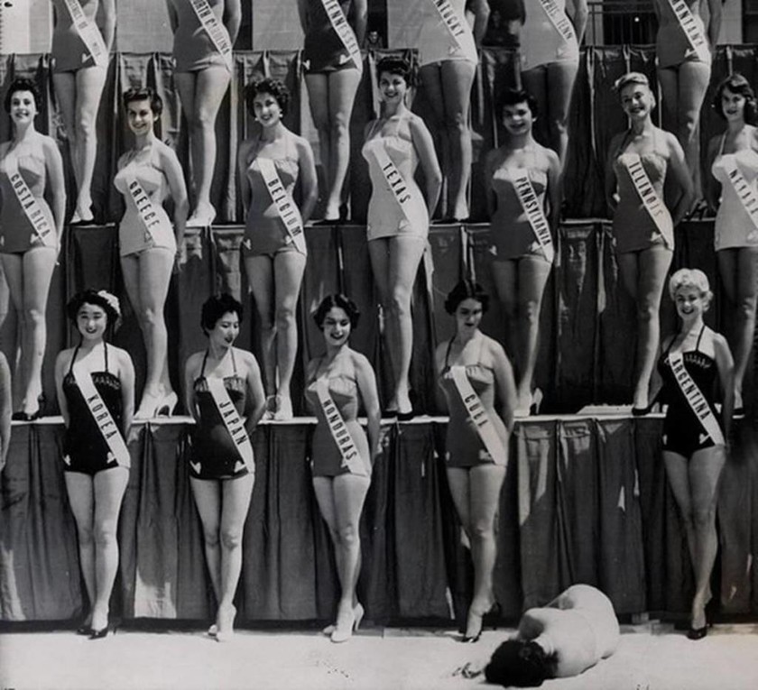 Η Μις Νέα Ζηλανδία πέφτει αναίσθητη κατά τη διάρκεια του διαγωνισμού Miss Universe στο Long Beach στις 15 Ιουλίου 1954.