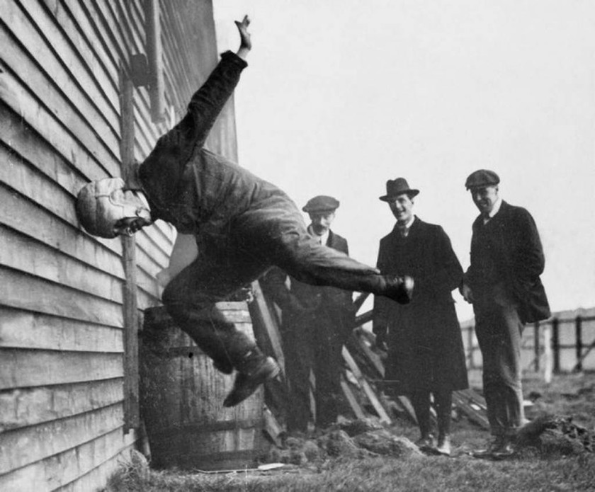 Δοκιμές αντοχής για κράνος του ράγκμπι το 1912.