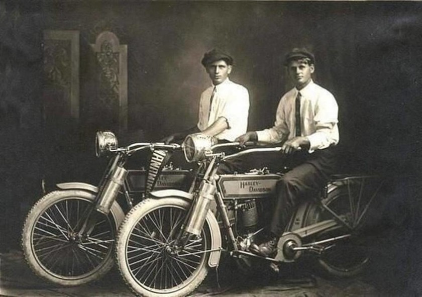 Oi ιδρυτές της εταιρείας Harley Davidson, William Harley και Arthur Davidson.